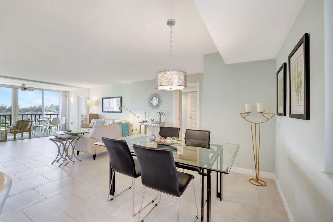 For Sale: $359,900 (2 beds, 2 baths, 1304 Square Feet)