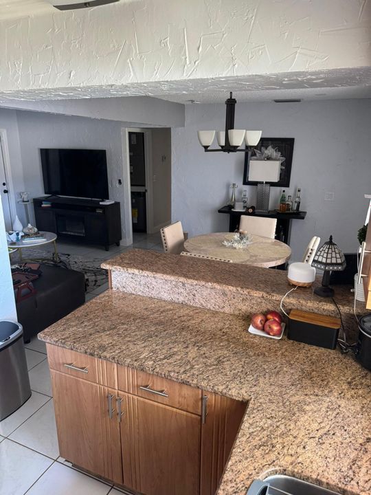 Active With Contract: $2,000 (2 beds, 1 baths, 841 Square Feet)