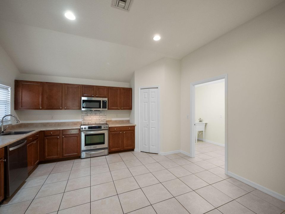 Active With Contract: $409,000 (3 beds, 2 baths, 1554 Square Feet)