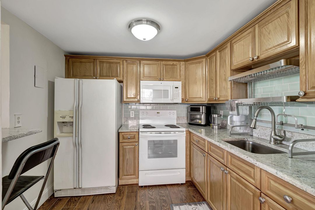 Active With Contract: $1,550 (1 beds, 1 baths, 720 Square Feet)