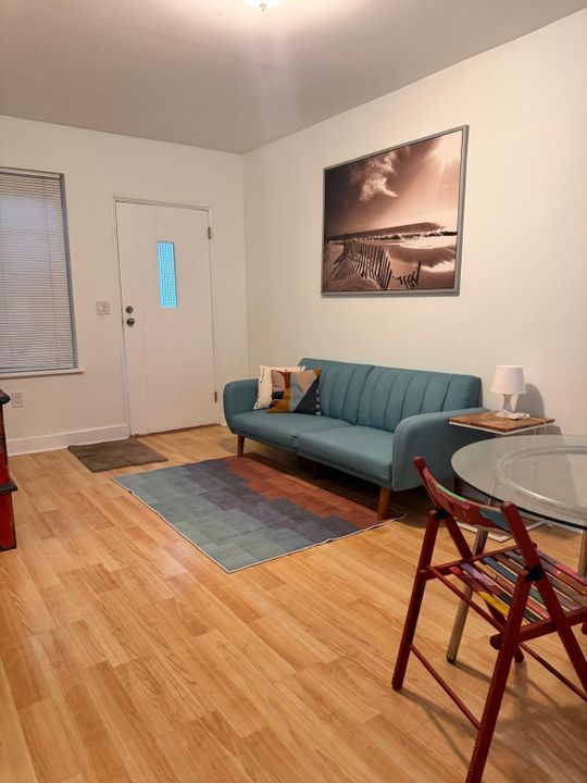 For Rent: $1,950 (1 beds, 1 baths, 400 Square Feet)