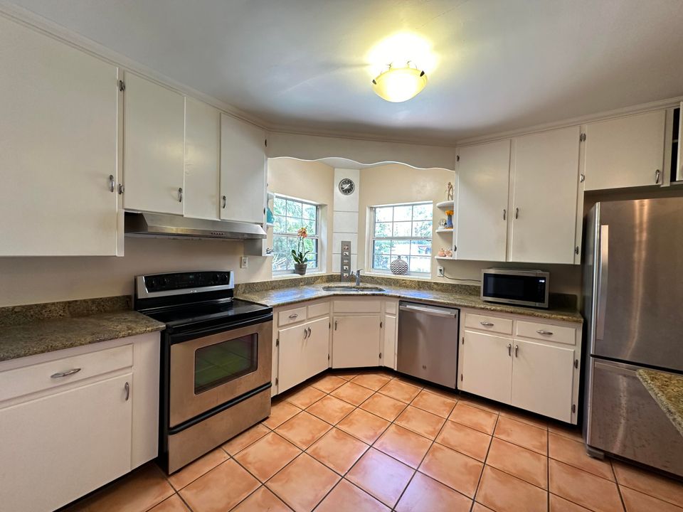 Active With Contract: $285,000 (2 beds, 1 baths, 1334 Square Feet)