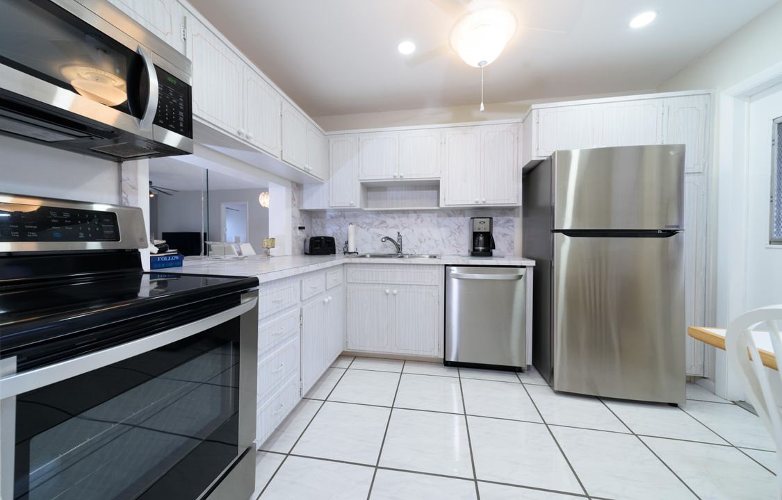 For Sale: $145,000 (2 beds, 1 baths, 935 Square Feet)