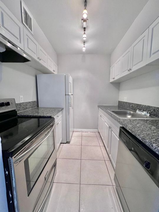 Recently Rented: $1,700 (2 beds, 1 baths, 800 Square Feet)
