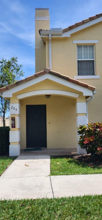 For Sale: $268,000 (2 beds, 2 baths, 1199 Square Feet)