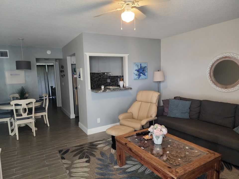 Active With Contract: $1,600 (1 beds, 1 baths, 587 Square Feet)