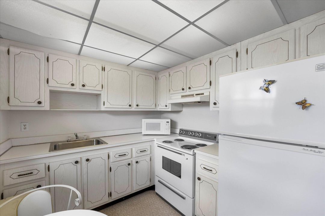For Sale: $118,599 (2 beds, 2 baths, 880 Square Feet)