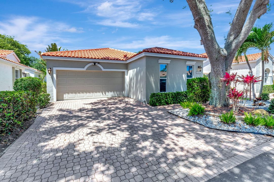 Recently Sold: $859,000 (3 beds, 2 baths, 1877 Square Feet)
