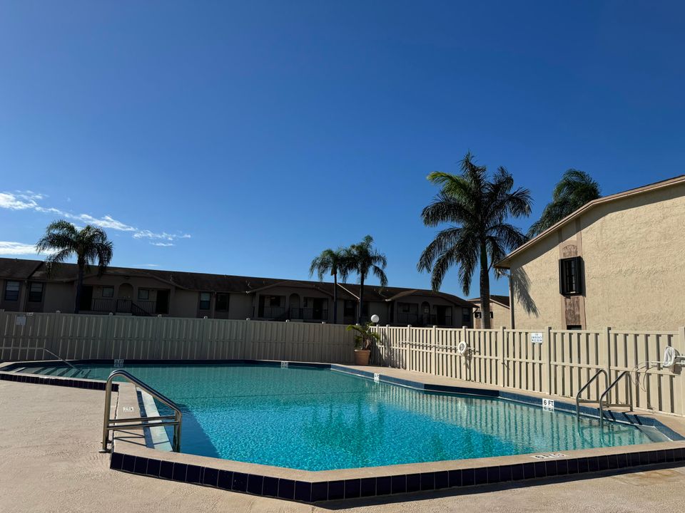 Active With Contract: $1,650 (1 beds, 1 baths, 600 Square Feet)