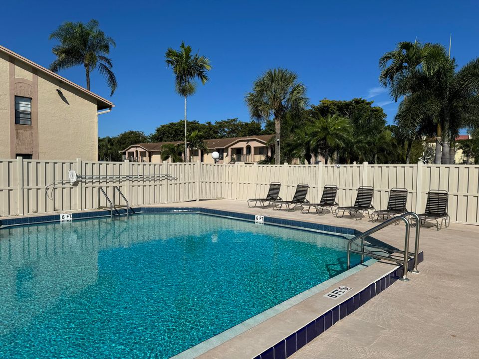Active With Contract: $1,650 (1 beds, 1 baths, 600 Square Feet)