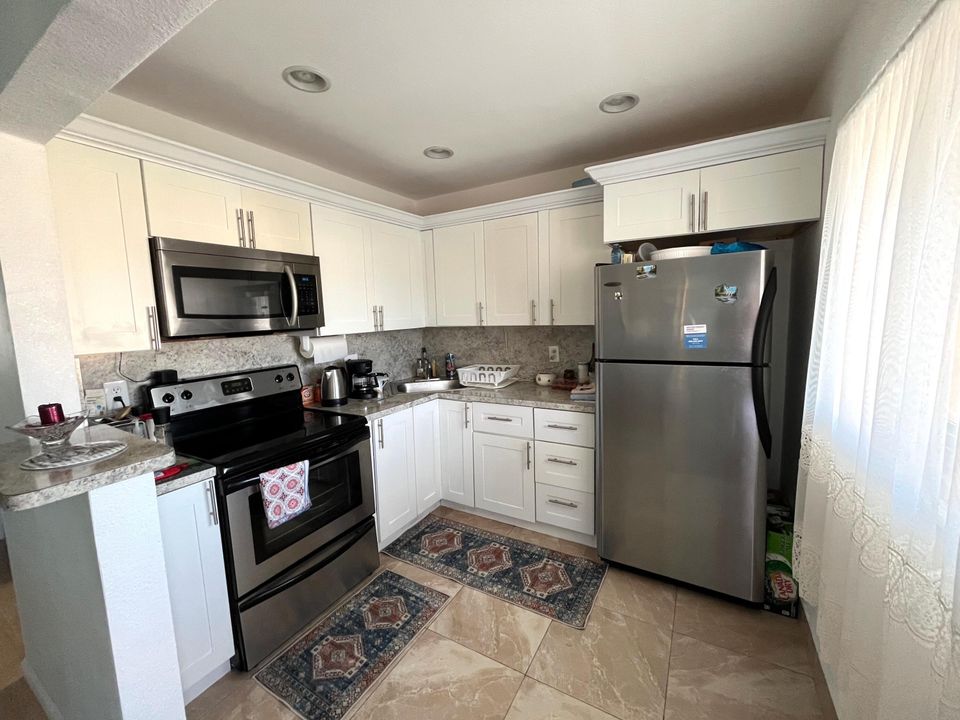 For Sale: $99,900 (1 beds, 1 baths, 632 Square Feet)