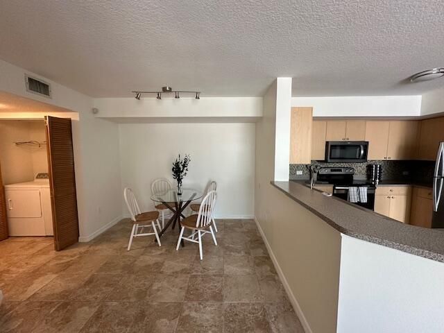 For Rent: $2,800 (2 beds, 2 baths, 1008 Square Feet)