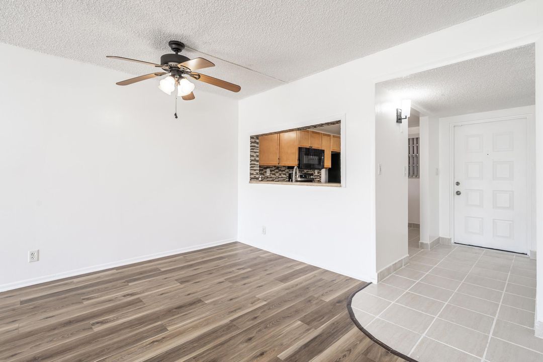 Active With Contract: $2,300 (2 beds, 2 baths, 976 Square Feet)