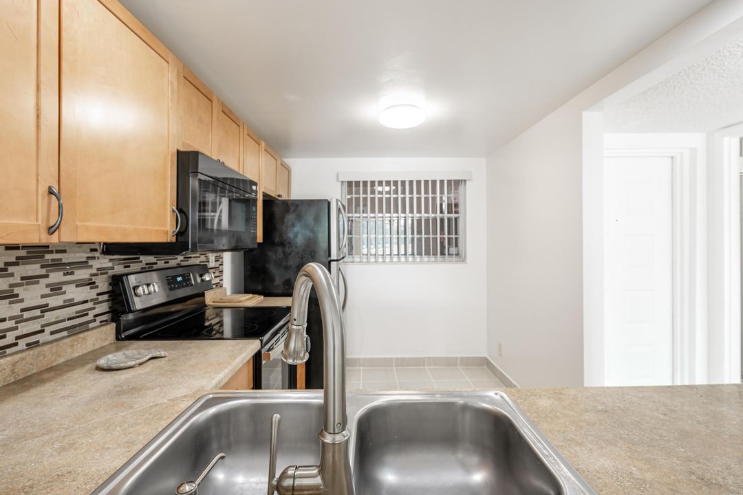 Active With Contract: $2,300 (2 beds, 2 baths, 976 Square Feet)