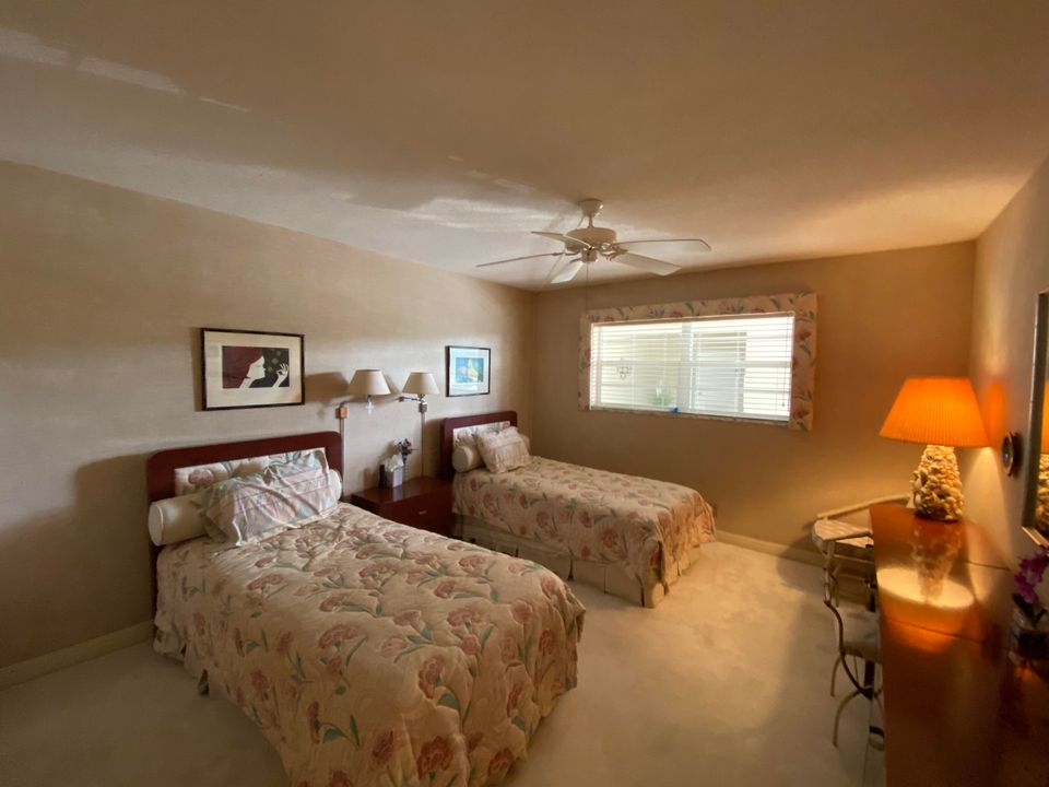 For Sale: $400,000 (2 beds, 2 baths, 1323 Square Feet)