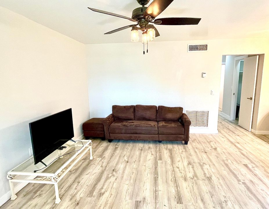 Active With Contract: $149,000 (1 beds, 1 baths, 620 Square Feet)