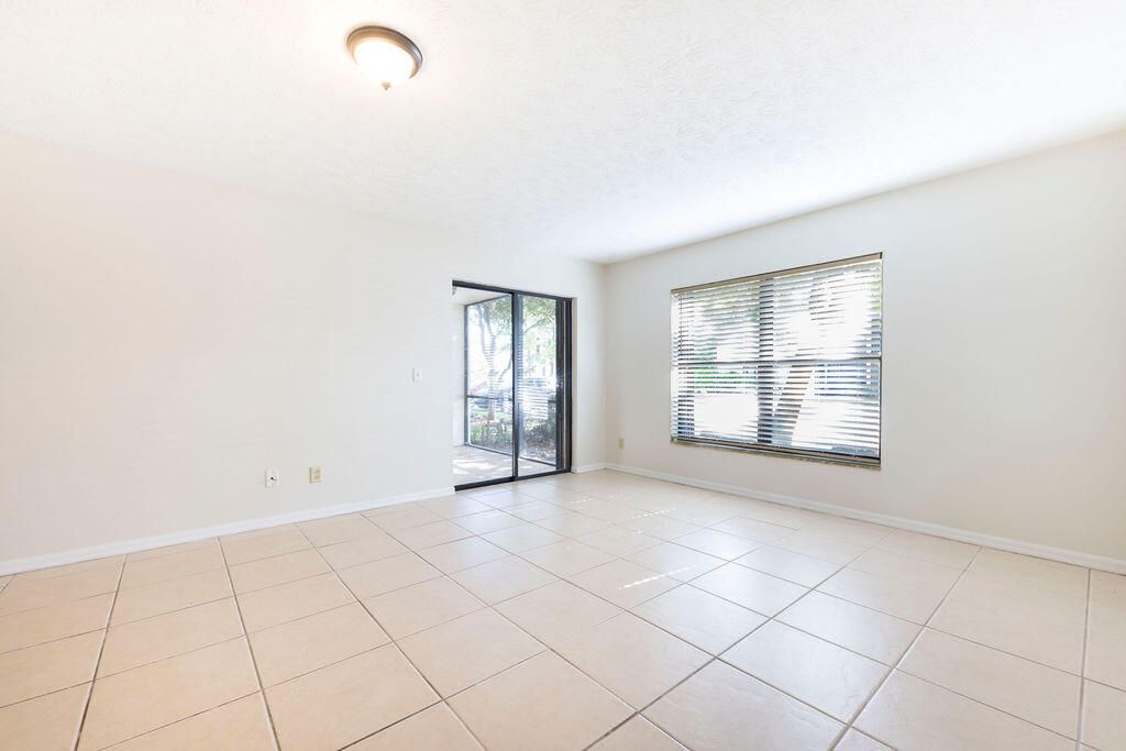For Sale: $220,000 (2 beds, 2 baths, 967 Square Feet)
