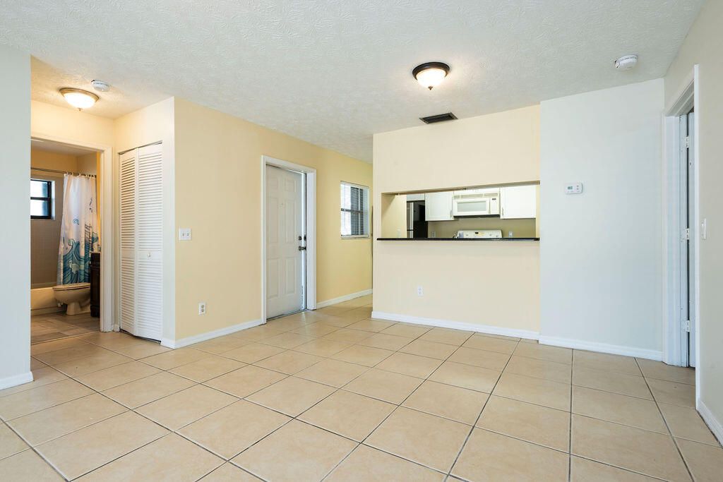 For Sale: $217,500 (2 beds, 2 baths, 967 Square Feet)
