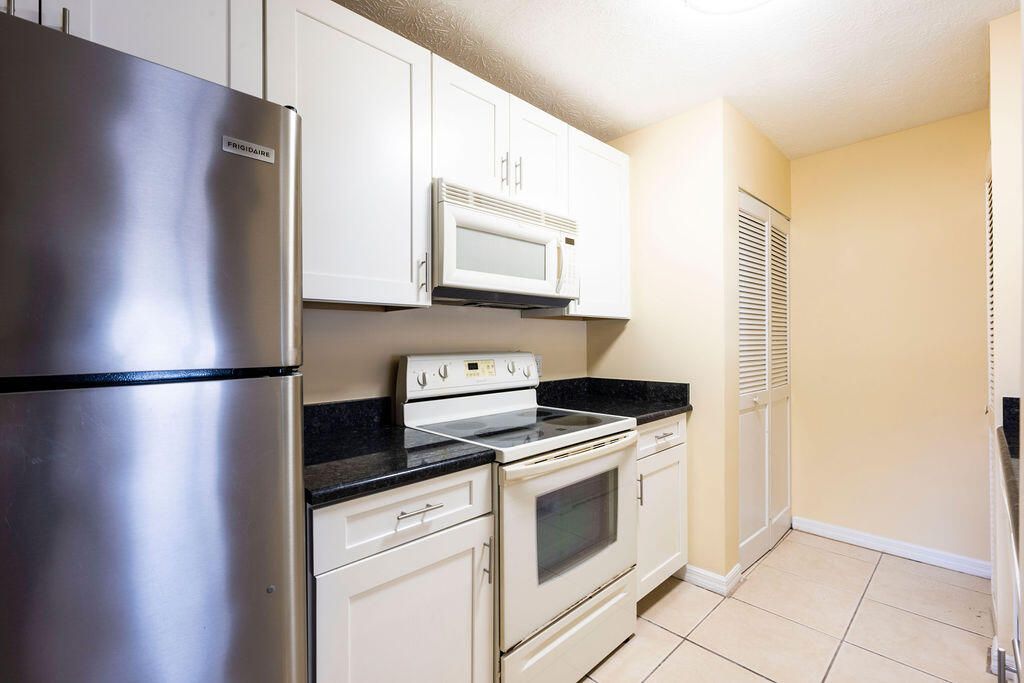 For Sale: $217,500 (2 beds, 2 baths, 967 Square Feet)