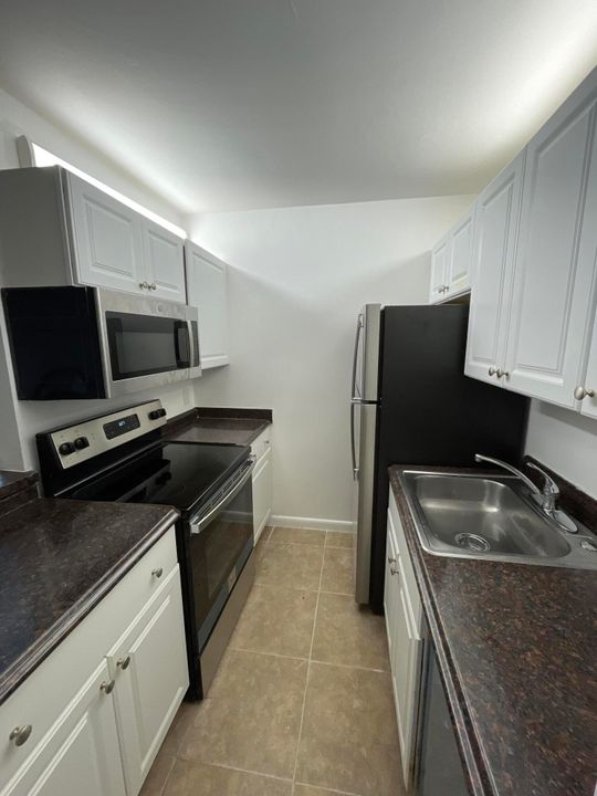 For Rent: $1,900 (2 beds, 1 baths, 864 Square Feet)