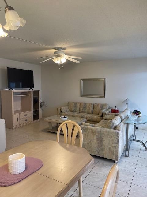 For Sale: $139,000 (2 beds, 1 baths, 861 Square Feet)