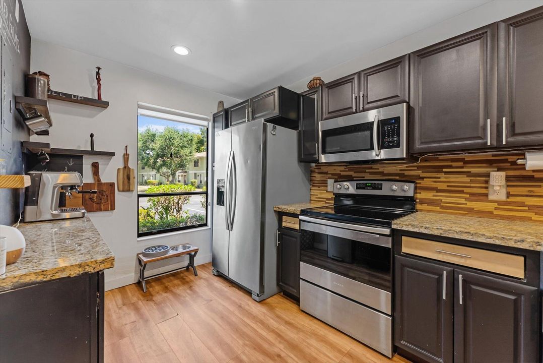 Active With Contract: $284,990 (2 beds, 1 baths, 1162 Square Feet)