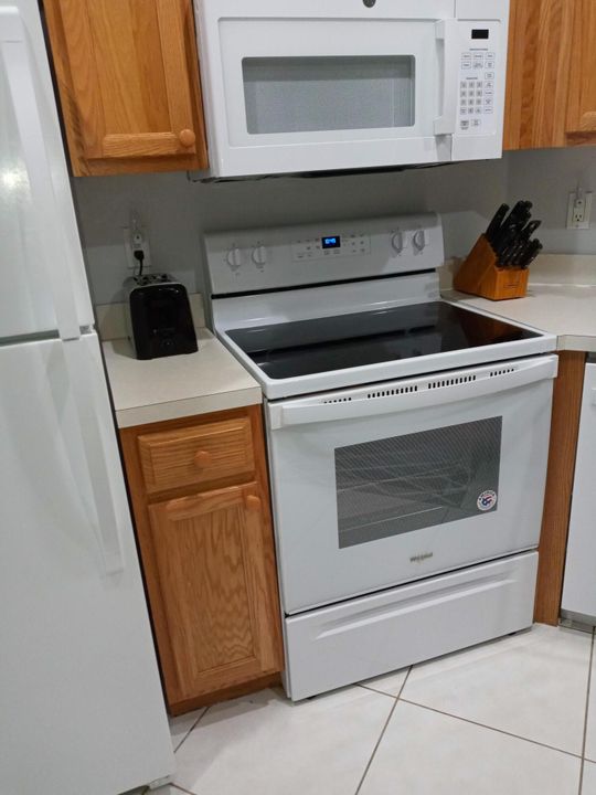 Active With Contract: $1,650 (1 beds, 1 baths, 912 Square Feet)
