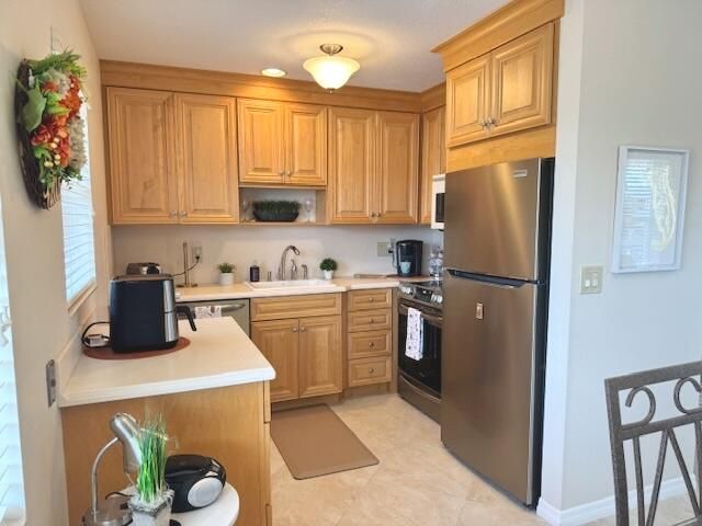 For Sale: $219,900 (2 beds, 2 baths, 992 Square Feet)
