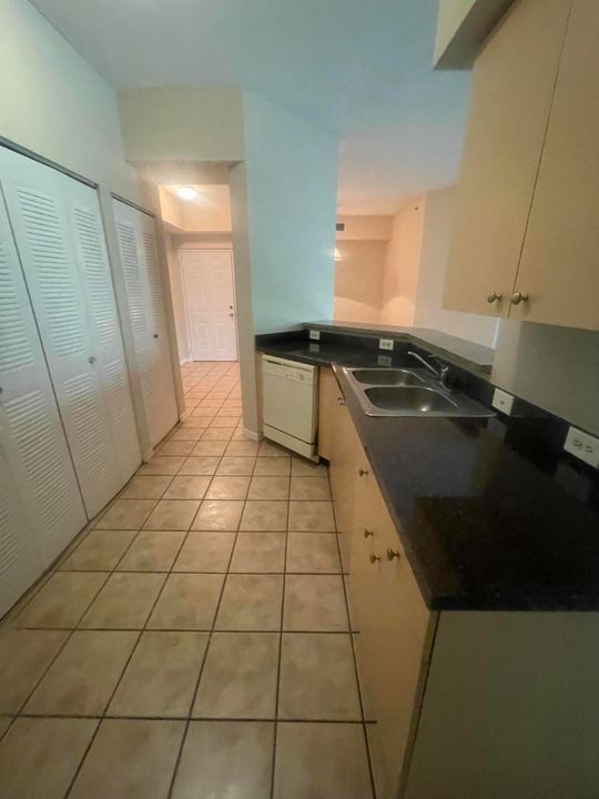 For Rent: $2,100 (2 beds, 2 baths, 1215 Square Feet)