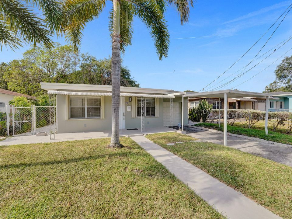 Active With Contract: $429,900 (3 beds, 2 baths, 1128 Square Feet)