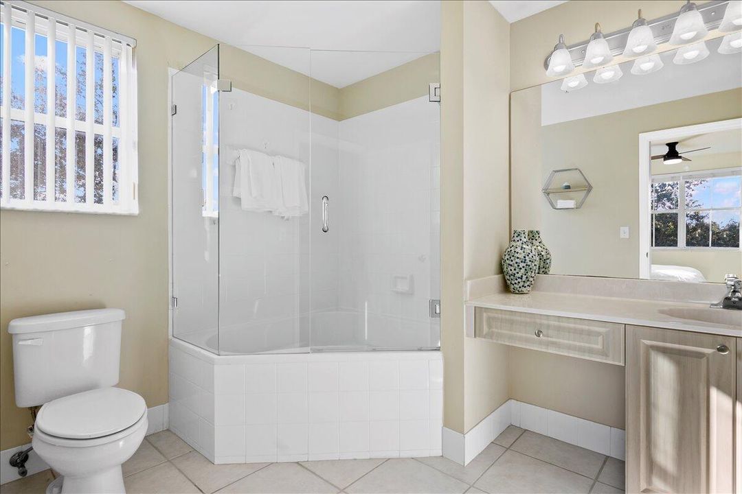For Sale: $325,000 (2 beds, 2 baths, 1113 Square Feet)