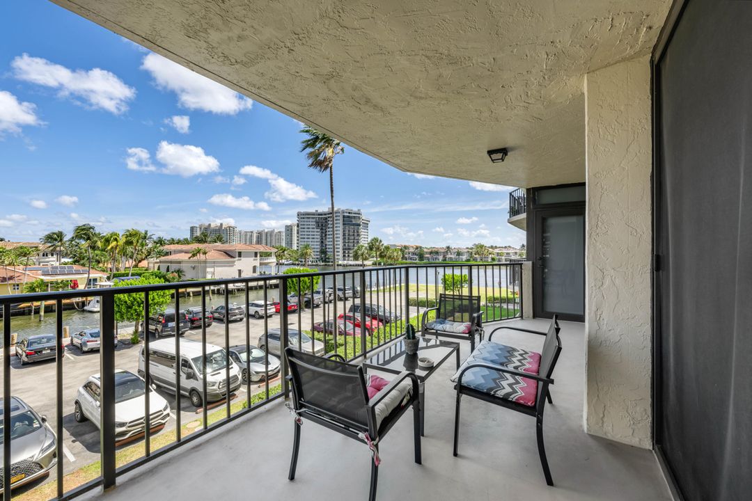 For Sale: $549,000 (2 beds, 2 baths, 1315 Square Feet)