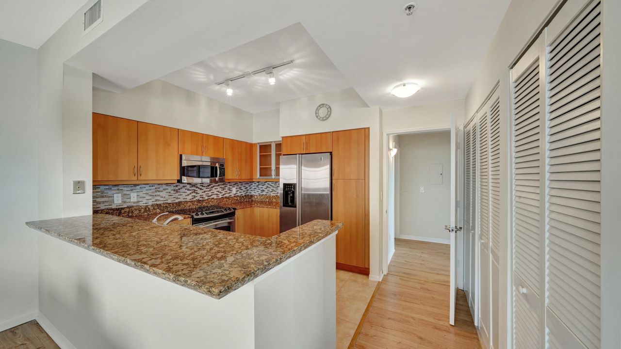Active With Contract: $3,650 (2 beds, 2 baths, 1001 Square Feet)