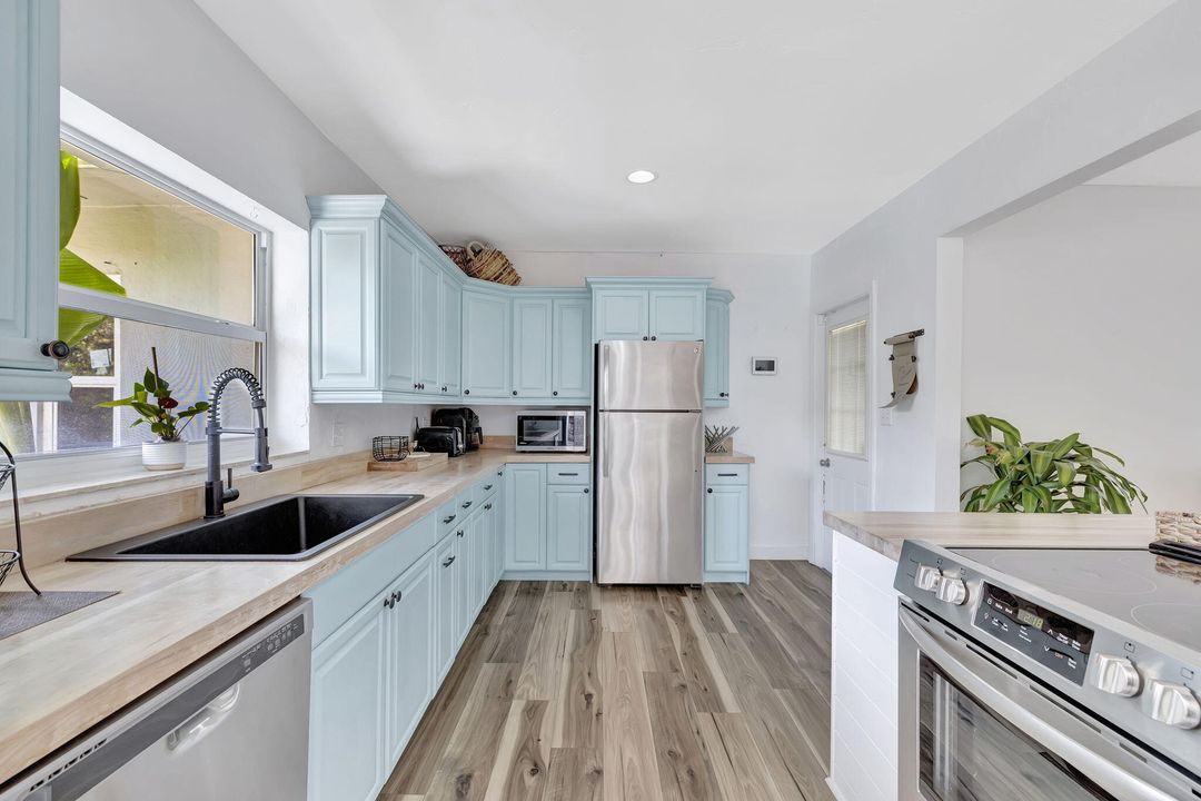 For Sale: $877,500 (2 beds, 2 baths, 1354 Square Feet)