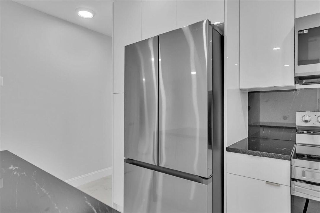 Active With Contract: $2,500 (2 beds, 2 baths, 966 Square Feet)