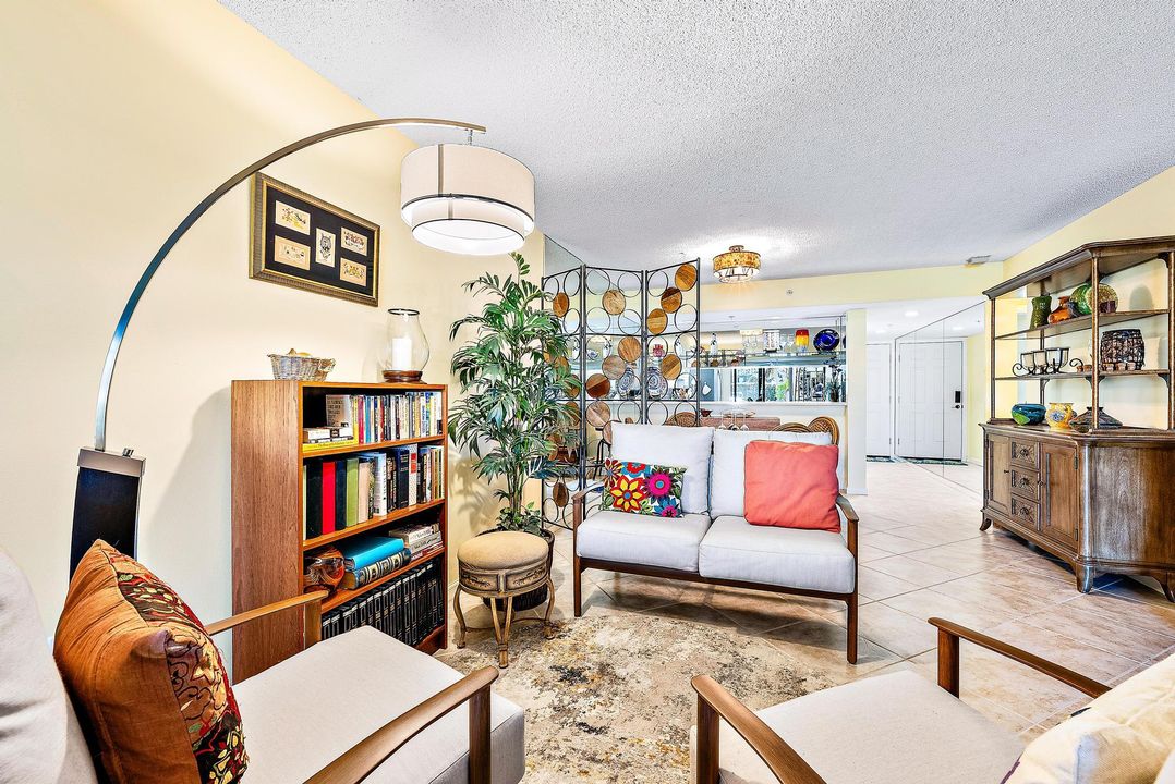 For Sale: $605,000 (2 beds, 2 baths, 1385 Square Feet)
