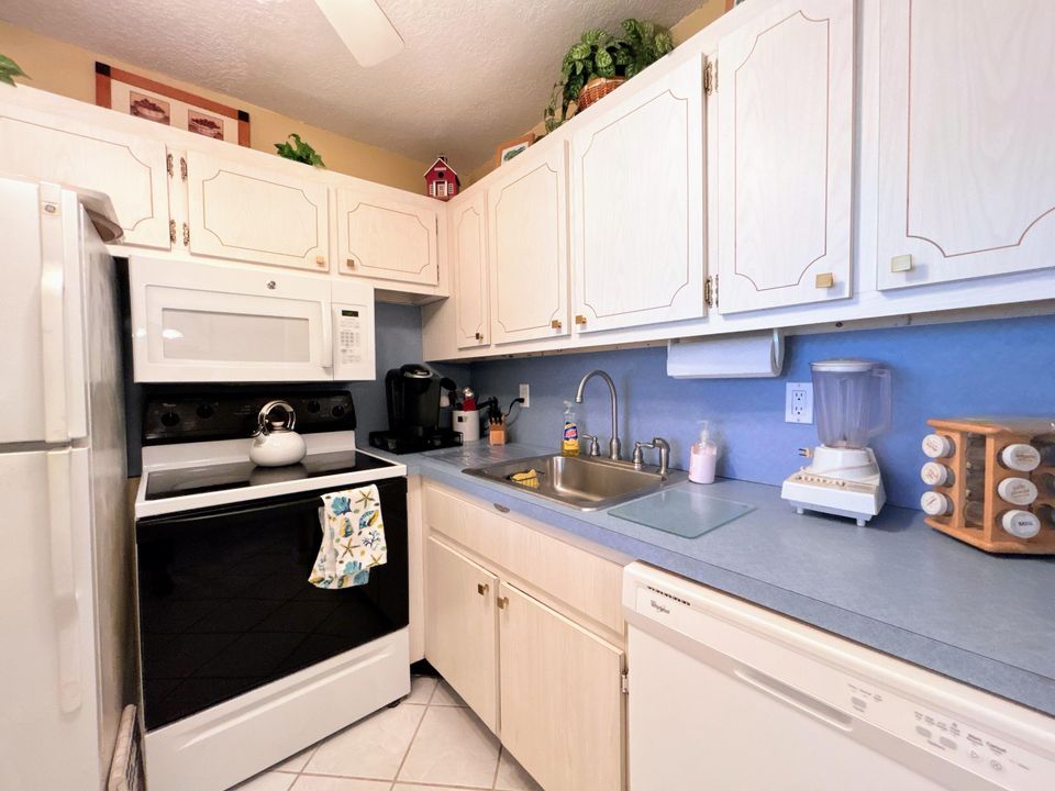 For Sale: $132,000 (1 beds, 1 baths, 587 Square Feet)