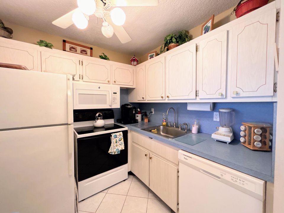 For Sale: $132,000 (1 beds, 1 baths, 587 Square Feet)
