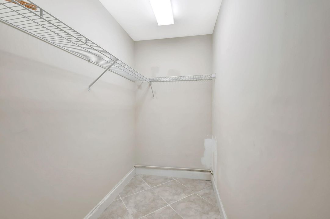 For Sale: $159,000 (2 beds, 2 baths, 880 Square Feet)