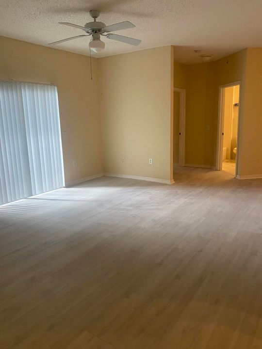 Active With Contract: $2,400 (2 beds, 2 baths, 1215 Square Feet)