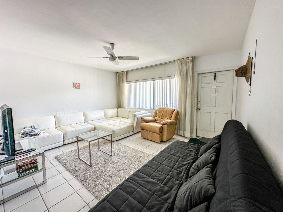 Active With Contract: $1,280 (1 beds, 1 baths, 612 Square Feet)