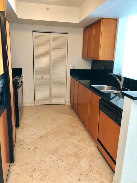 For Rent: $3,750 (1 beds, 1 baths, 890 Square Feet)