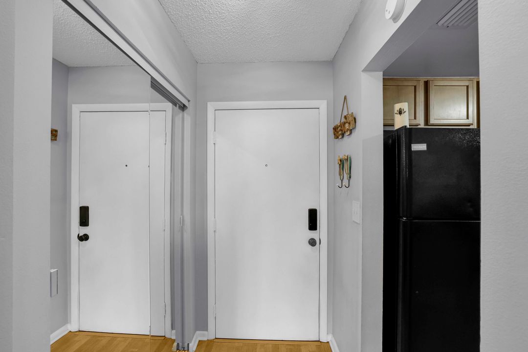 For Sale: $230,000 (1 beds, 1 baths, 621 Square Feet)