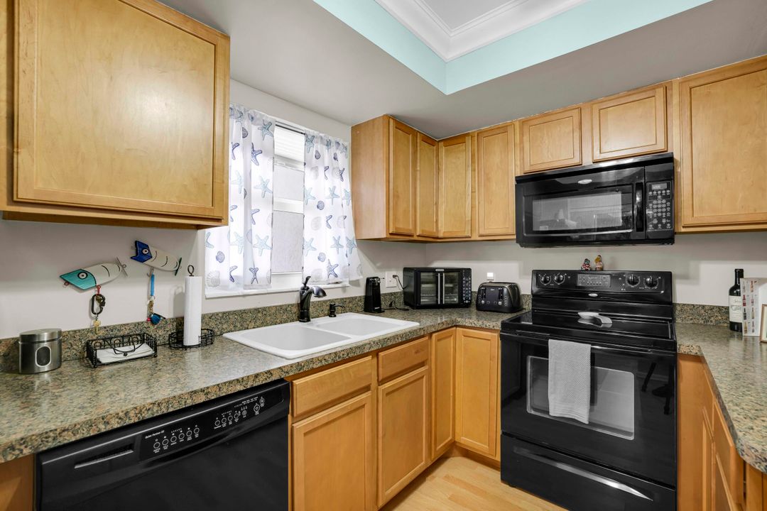 For Sale: $230,000 (1 beds, 1 baths, 621 Square Feet)