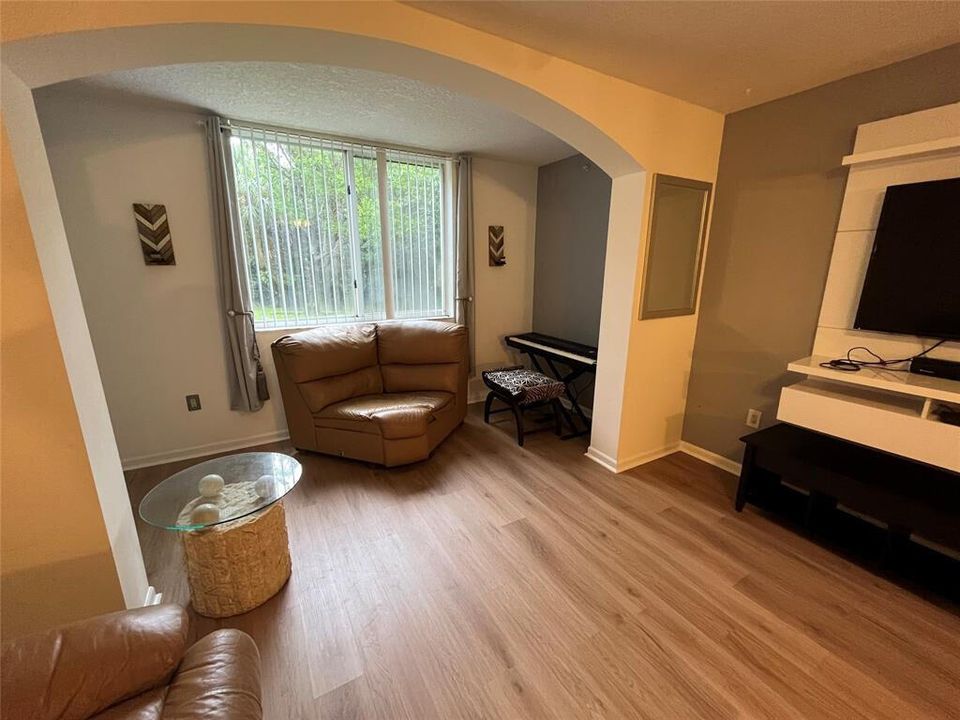 For Rent: $2,450 (1 beds, 1 baths, 1144 Square Feet)