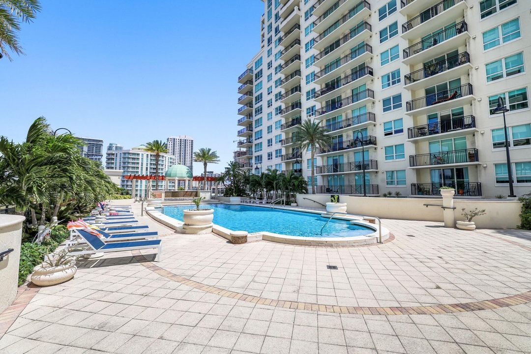 For Sale: $585,000 (2 beds, 2 baths, 1093 Square Feet)