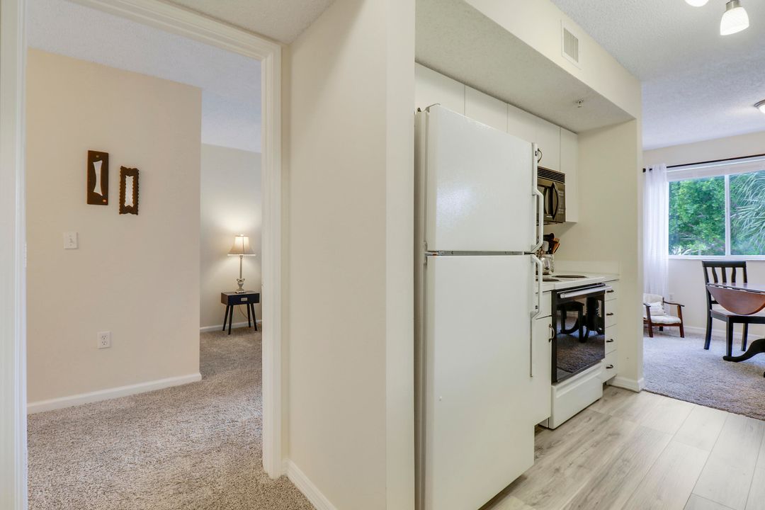 For Sale: $289,000 (1 beds, 1 baths, 707 Square Feet)
