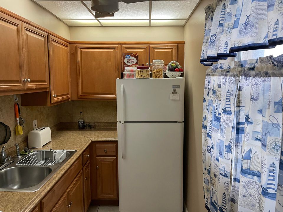 For Sale: $89,900 (1 beds, 1 baths, 581 Square Feet)