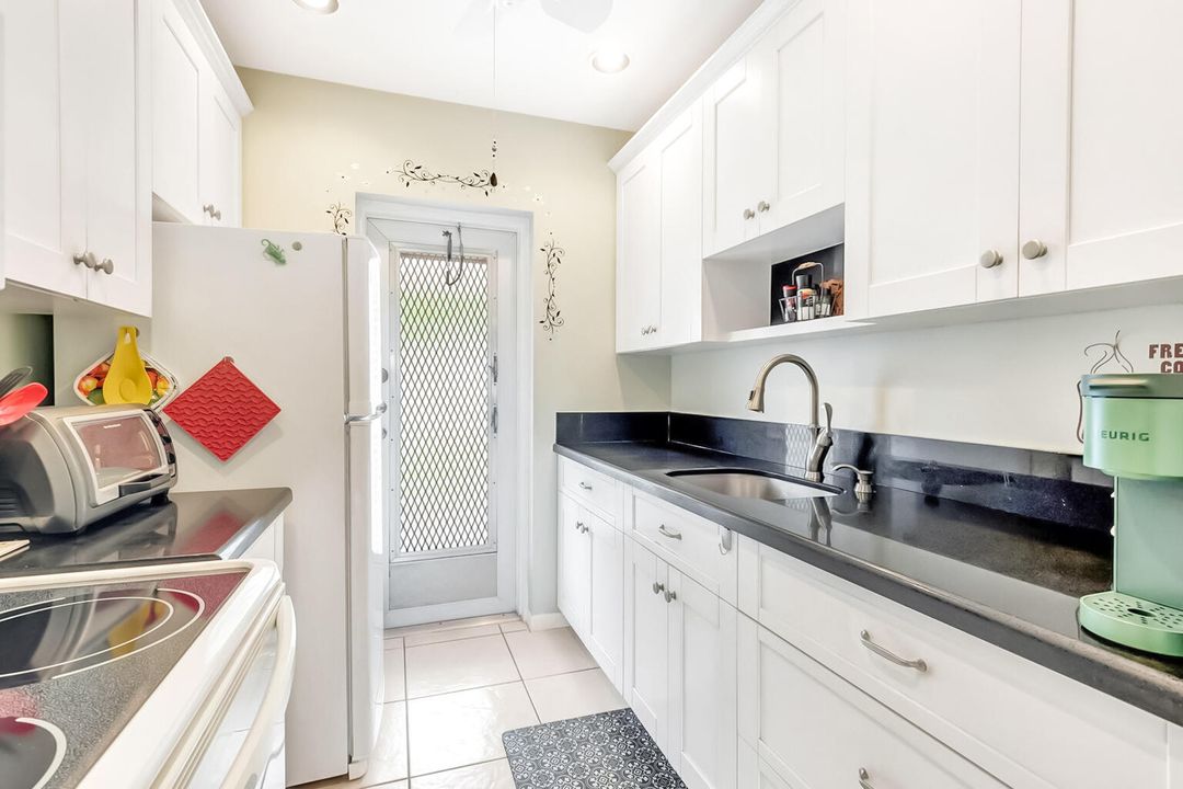 For Sale: $215,000 (2 beds, 2 baths, 962 Square Feet)