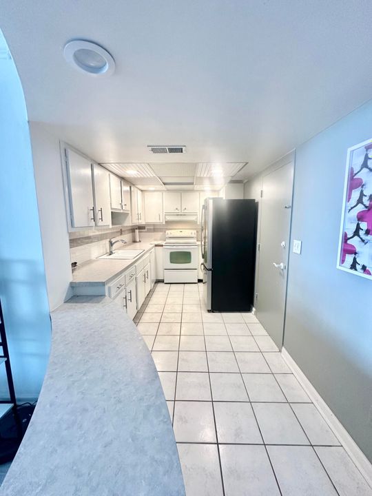 For Rent: $2,750 (1 beds, 1 baths, 724 Square Feet)